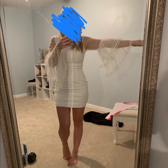 White fitted dress with bell sleeve - Picture 3 of 3